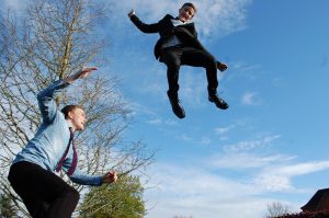 Trampolin in der Erde